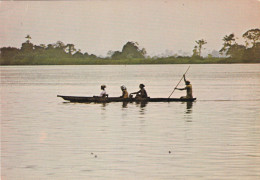 GABON. LAMBARENE.  PIROGUE SUR L'OGOOUE. + TEXTE ANNEE 1977 - Gabon