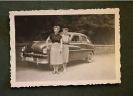 Photo Originale Format  8,5 X 6 Cm Voiture Et Jeunes Femmes 1952 - Old Car Oude Auto - Auto's