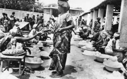 TOGO Vendeuse De Pâte De Manioc  à Lomé (Scans R/V) N° 44 \MP7108 - Togo