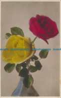 R030844 Old Postcard. Roses In Vases - Monde