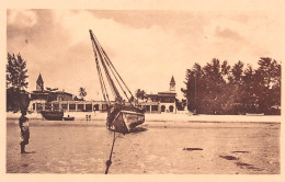 TANZANIE Plage De BAGAMOYO Un Dhow Echoue Dos Vierge (Scans R/V) N° 55 \MP7109 - Tanzanía