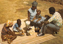BENIN Le Repas En Famille Carte Vierge Non Circulé édition LEROUX (Scans R/V) N° 52 \MP7110 - Benin
