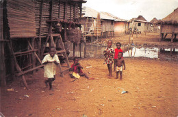 BENIN Ex Dahomey LAC NOKOUE Village Lacustre De SO TCHANHOUE Prés Ganvié Pilotis Enfants  (Scans R/V) N° 11 \MP7110 - Benín