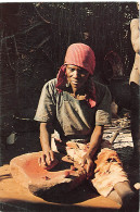 BOTSWANA Moshaneng  Kgatla Potter Grinding Ochre édition Alec Campbell GAROBONE  (2 Scans) N°26 \MP7111 - Botswana