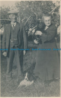 R030854 Old Postcard. Woman And Man With Dogs - Monde