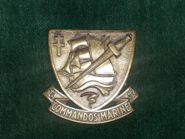 SUPERBE INSIGNE DE BERET COMMANDOS DE MARINE LAITON DOS GUILLOCHÉ DRAGO 2 ATTACHES EPINGLES A L'HORIZONTALES - Marinera