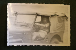 Photo Originale Format  9 X 6 Cm Willys Homme En Uniforme - Old Car Oude Auto - Colonies? - Guerre, Militaire