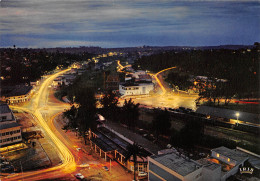 CAMEROUN YAOUNDE By Night Vue  De Nuit édition Hoa-Qui Carte Vierge Non Circulé (Scan R/V) N° 60 \MP7120 - Kameroen