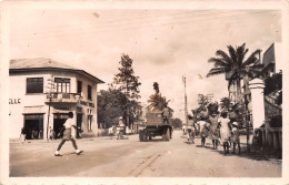 CAMEROUN DOUALA Carrefour Avenue Poincaré Et Du 27 Aout éditions Pauleau (Scan R/V) N° 37 \MP7121 - Kamerun