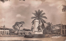 CAMEROUN DOUALA  LE MONUMENT AUX MORTS 1914-1918 Carte Vierge Non Circulé éditions Guerpillon (Scan R/V) N° 35 \MP7121 - Cameroun