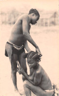 CAMEROUN DOUALA La Coiffeuse Topless Jeunes Filles Nues  édition PAULEAU (Scan R/V) N° 47 \MP7121 - Camerun