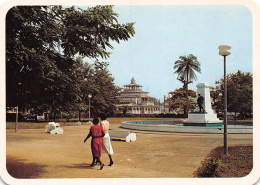 CAMEROUN DOUALA Place Du Gouvernement édition Hachette  (Scan R/V) N° 31 \MP7121 - Cameroon