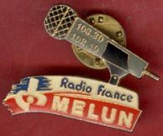 ** PIN ' S  RADIO  FRANCE  MELUN ** - Media