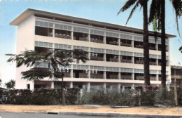 CAMEROUN DOUALA Batiment Du Nouveau Lycée éditions Remond Superbe Timbre Du Cameroun Au Dos (Scan R/V) N° 16 \MP7121 - Kameroen