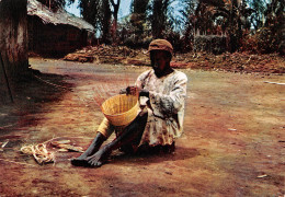 CAMEROUN MAROUA VANNIER Tressage Panier En Rotin TISSERAND Photo DENIS Carte Vierge Non Circulé (Scan R/V) N° 53 \MP7122 - Cameroon