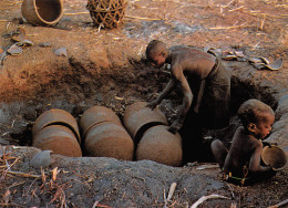 CAMEROUN Chez Les Mbrémés Cuissons Des Poteries Carte Vierge Non Circulé  éditions MORA (Scan R/V) N° 46 \MP7123 - Camerun