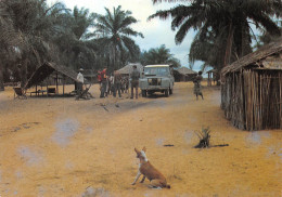 GABON  Ogooué Village Traditionnel Des Plateaux De N'Djolé Land Rover Défender (Scan R/V) N° 25 \MP7130 - Gabón