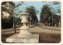 CAMEROUN DOUALA Avenue De L'indépendance (Scan R/V) N°79 \MP7130 - Camerun