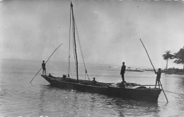 GUINEE  CONAKRY Bateau De Pêcheurs PHOTO J PETERSEN édition ROLY Beau Timbre Au Dos (Scan R/V) N° 74 \MP7132 - Guinée Française