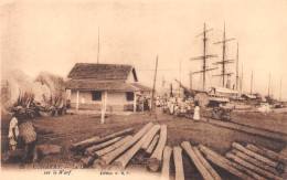 GUINEE  CONAKRY La Douane Sur Le Warf Le Wharf  Carte Vierge Non Circulé édition HGF (Scan R/V) N° 88 \MP7132 - Guinea Francese