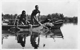 GUINEE Française Capture D'un Caiman Photo VIALLA TENAILLE Chasseur De Caimans Crocodiles (Scan R/V) N° 9 \MP7132 - French Guinea