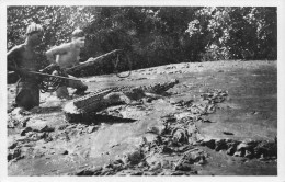 GUINEE Française Capture D'un Caiman Au Lasso VIALLA TENAILLE Chasseur De Caimans Crocodiles (Scan R/V) N° 12 \MP7132 - French Guinea