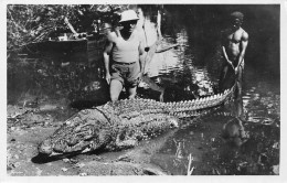 GUINEE Française Capture D'un Caiman Photo VIALLA TENAILLE Chasseur De Caimans Crocodiles (Scan R/V) N° 10 \MP7132 - Guinea Francesa