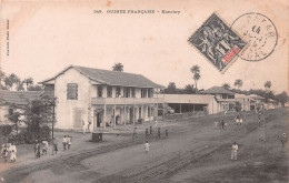 GUINEE Française CONAKRY Batiments Du Chemin De Fer Gare Et Ateliers  Vers Le Wharf Konakry (Scan R/V) N° 61 \MP7133 - French Guinea
