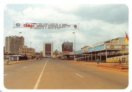 CAMEROUN YAOUNDE  Avenue Du 20 Mai  Carte Vierge Non Circulé édition TIFCARTES (Scan R/V) N° 82 \MP7134 - Camerun