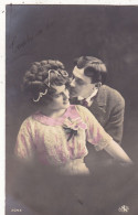 COUPLES.. CPA COLORISATION FINE. COUPLE .ELEGANCE. MODE.COIFFURES. + TEXTE ENVOYE DE TIGNE (49) ANNEE 1911 - Couples