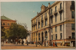 CONSTANTINE (Algérie) - Hotel Des Postes - Nombreux Passants Et Voiture Devant La Poste - Konstantinopel