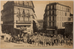 CONSTANTINE (Algérie) - Place Vallée Et Rue Nationale - Caleche à Cheval - Nombreux Passants  - Constantine