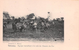 BENIN Ex Dahomey  Cotonou équipe Travaillant à La Voie Du Chemin De Fer Dos Vierge Non Voyagé  (Scan R/V) N° 77 \MP7135 - Benín