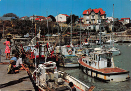 17 FOURAS Les BAINS Bateaux De Pêche Dans Le Port Sud  (Scan R/V) N° 18 \MP7138 - Fouras-les-Bains