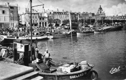 17 LA ROCHELLE Chalutier Le Goéland à Quai  (Scan R/V) N° 17 \MP7139 - La Rochelle