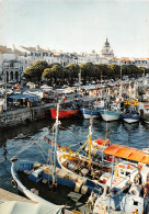 17 LA ROCHELLE Chalutiers à Quai Cours Des Dames (Scan R/V) N° 23 \MP7139 - La Rochelle