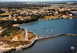 17 SAINT-GEORGES-DE-DIDONNE Le Phare Et Le Port   (Scan R/V) N° 70 \MP7140 - Saint-Georges-de-Didonne