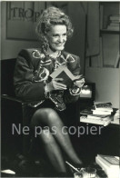 JEANNE MOREAU 1987 émission "Apostrophe" Photo 17 X 12 Cm Par Robert COHEN - Personalità