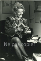 JEANNE MOREAU 1987 émission "Apostrophe" Photo 17 X 12 Cm Par Robert COHEN - Célébrités