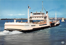 17 île De Ré  Bac Le Gabriel Chobelet Entre L'île Et La Pallice  (Scan R/V) N°18  \MP7144 - Ile De Ré