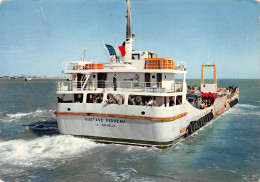 17 île De Ré   Bac Le Gustave PERREAU  Entre L'île Et La Pallice  (Scan R/V) N°23  \MP7144 - Ile De Ré