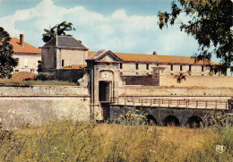 17 île De Ré SAINT-MARTIN-DE-RÉ  Entrée Du Pénitencier Et Porte Thoiras (Scan R/V) N°65 \MP7144 - Saint-Martin-de-Ré