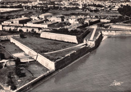 17 île De Ré SAINT-MARTIN-DE-RÉ   Pénitencier Passerelle Sur Les Douves (Scan R/V) N°71 \MP7144 - Saint-Martin-de-Ré