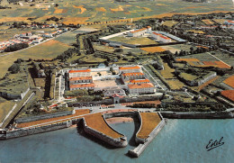 17 île De Ré SAINT-MARTIN-DE-RÉ   Pénitencier Vue Aérienne Ancien  BAGNE Et La Maison D'arret (Scan R/V) N°70 \MP7144 - Saint-Martin-de-Ré