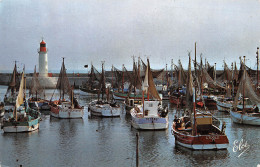 17 île D'OLERON Saint-Pierre-d'Oléron LA COTINIERE  Le Port Et Le Phare Et Les Chalutiers (Scan R/V) N° 13 \MP7146 - Saint-Pierre-d'Oleron