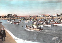 17 Saint-Pierre-d'Oléron LA COTINIERE   Le Port Arrivée D'un Pêcheur  (Scan R/V) N° 38 \MP7146 - Saint-Pierre-d'Oleron