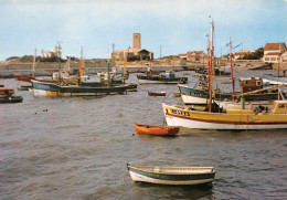 17 Saint-Pierre-d'Oléron LA COTINIERE  Bateaux De Pêche Au Port (Scan R/V) N° 40 \MP7146 - Saint-Pierre-d'Oleron