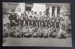 #16    Photo Noir Et Blanc Garçon Fille Photo D’école Photo De Groupe / Boy Girl School Photo Group Photo - Anonyme Personen