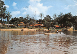 GABON  LAMBARENE Hopital Du Dr SCHWEITZER Pirogues Sur L'Ogooué Ogoué (Scan R/V) N° 25 \MP7164 - Gabun