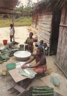 GABON DONGUILA (estuaire) Fabrication De Batons De Manioc éd Sogapresse Libreville  (Scan R/V) N° 54 \MP7164 - Gabun